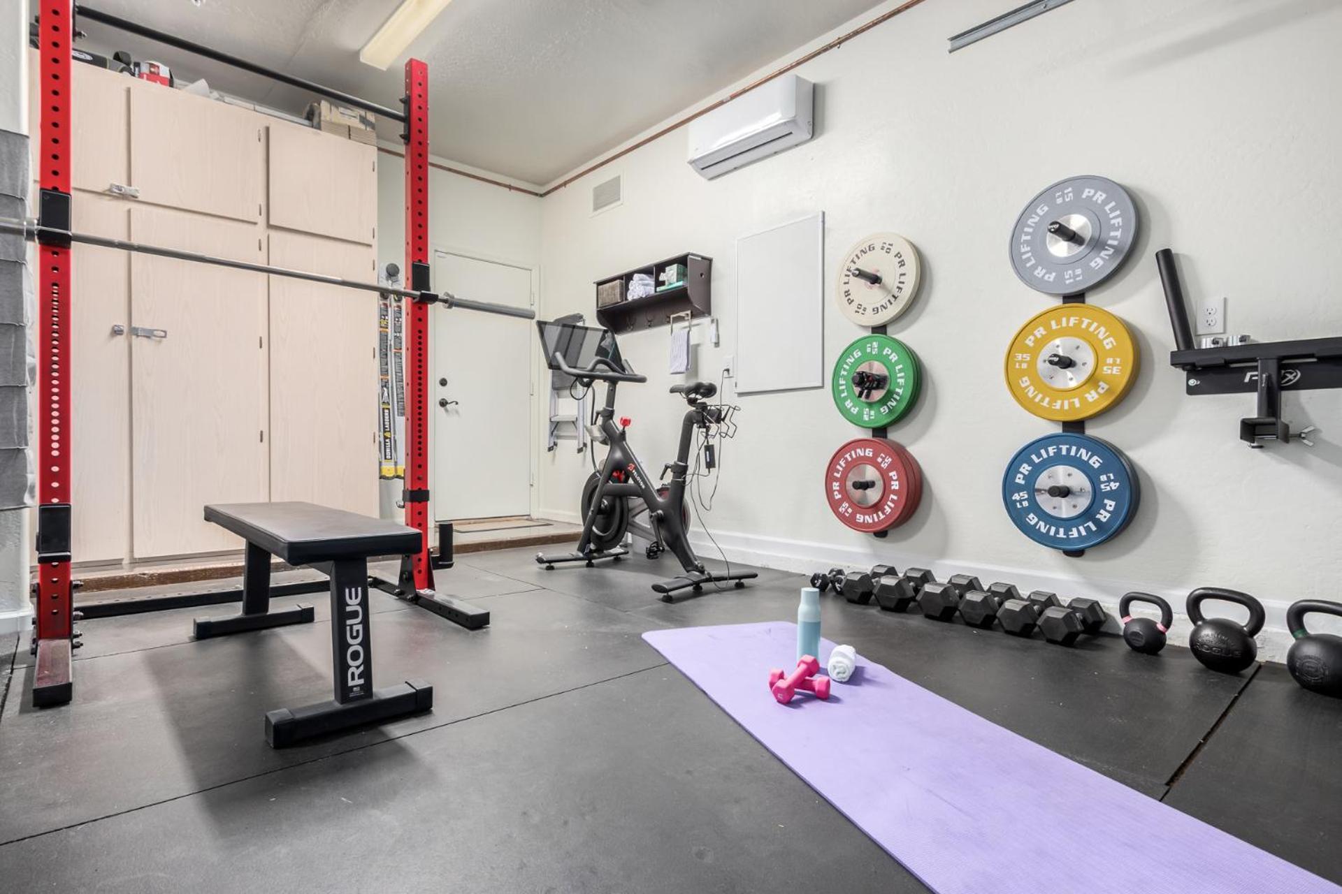 Luxury Homestyle Getaway Wpool, Gym, & Office Holiday home