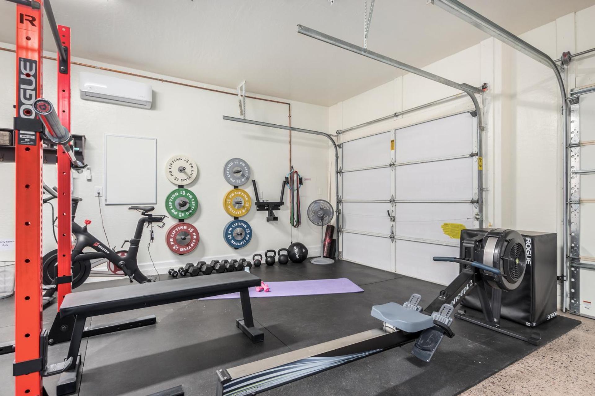 Luxury Homestyle Getaway Wpool, Gym, & Office Holiday home