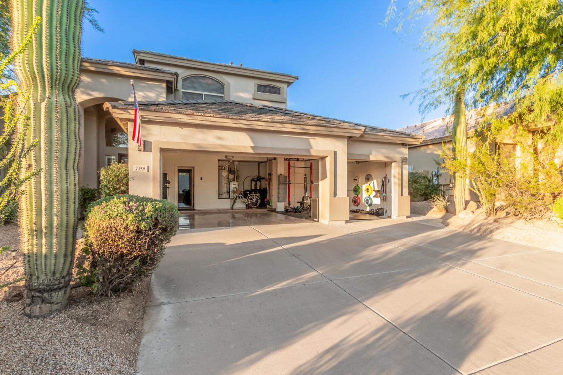 Luxury Homestyle Getaway Wpool, Gym, & Office Holiday home *