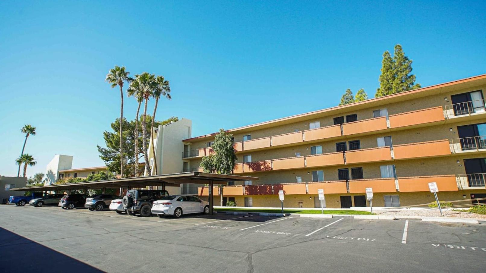 Heated Pool & Hot Tub-walk To Old Town Condo! Holiday home