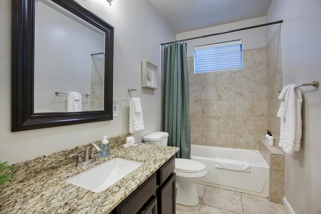 4-br Townhome Near Old Town