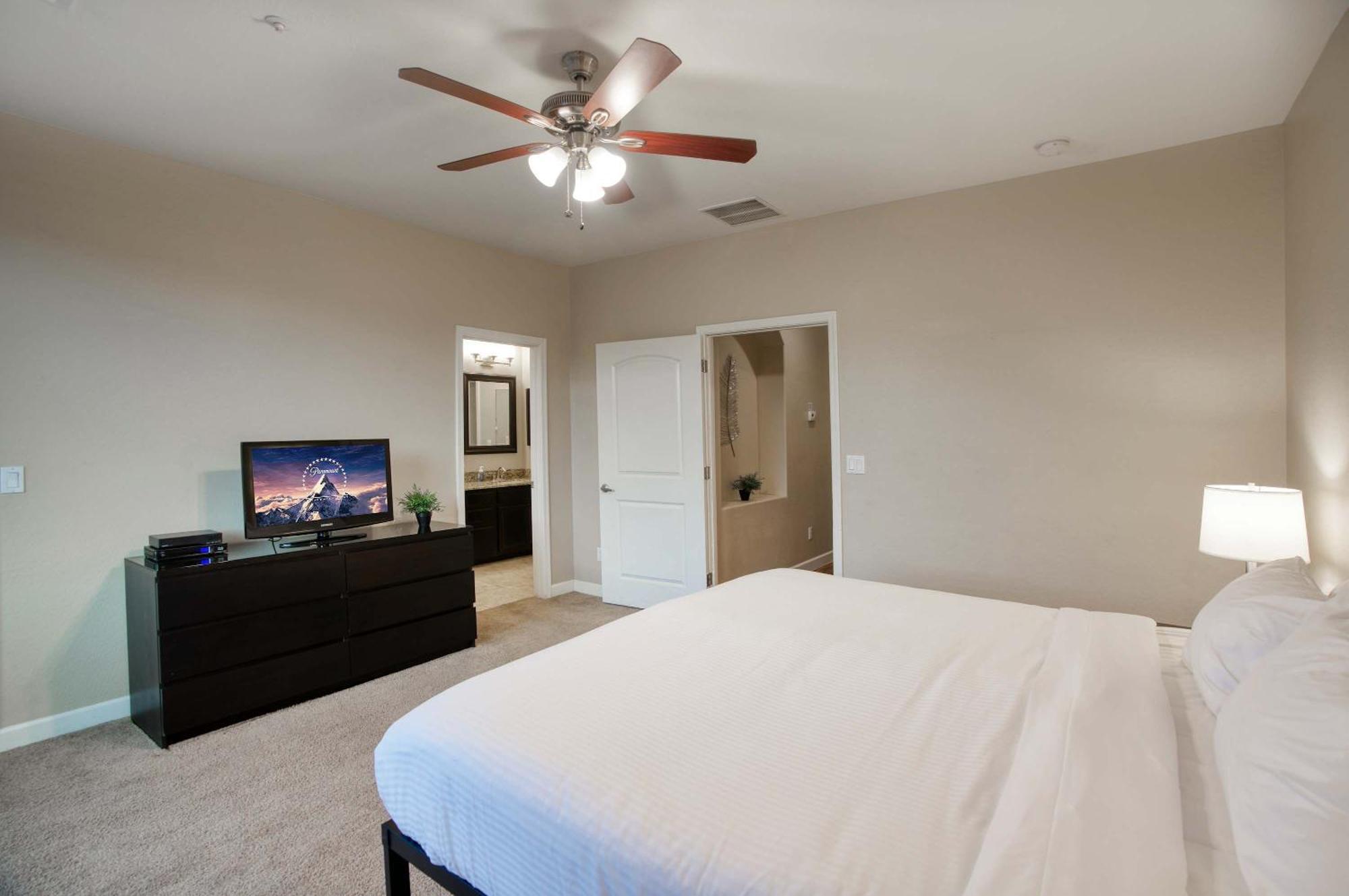4-br Townhome Near Old Town *