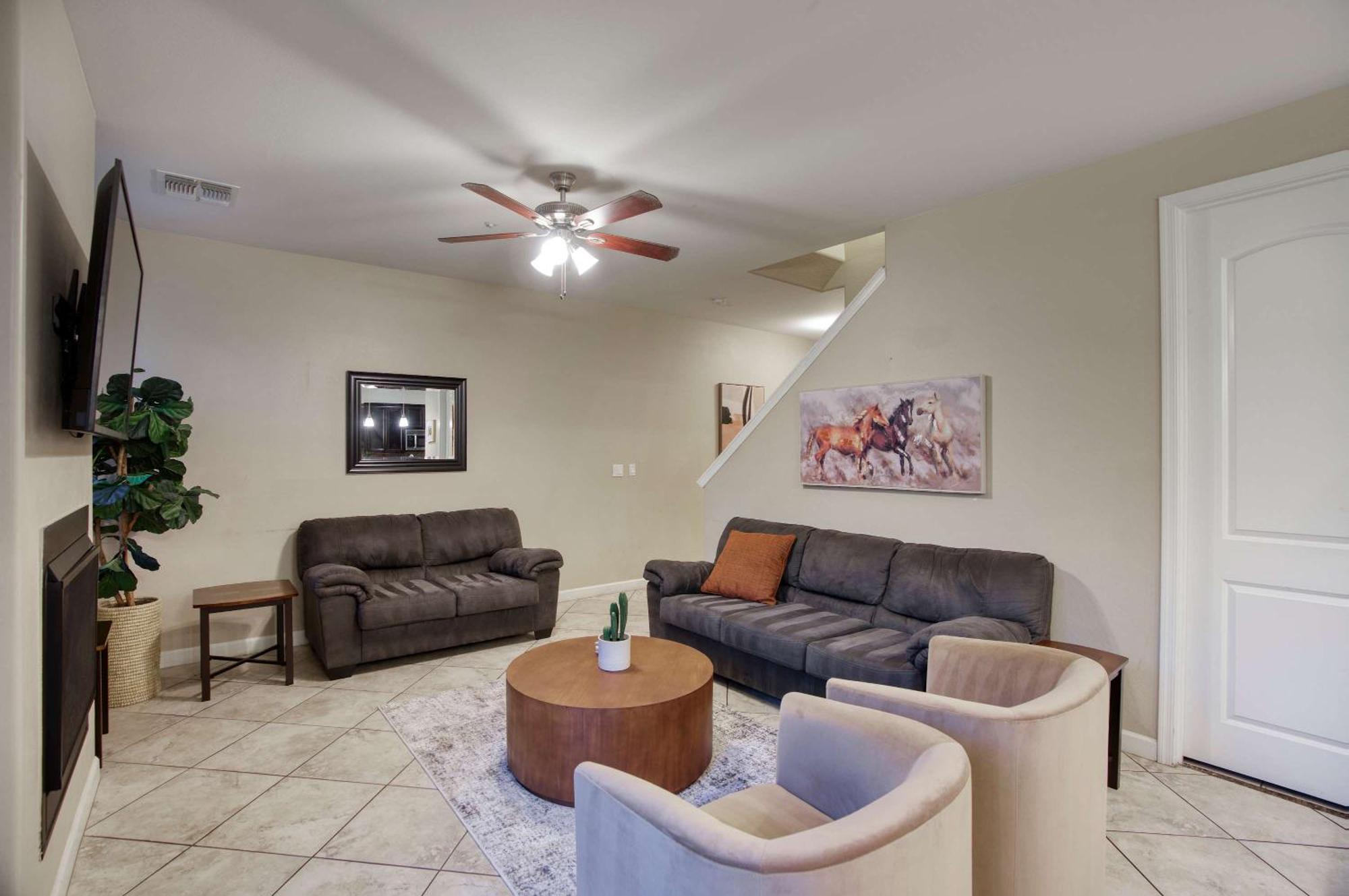 Holiday home 4-br Townhome Near Old Town *