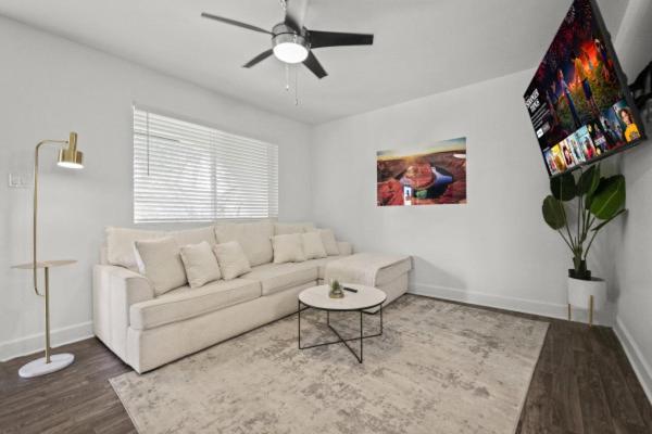 Luxe 1b1b With Pool Access And Free Parking Apartment *
