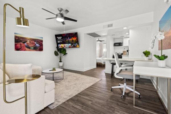 Luxe 1b1b With Pool Access And Free Parking *