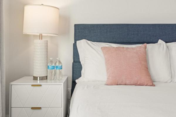 Modern Escape - King Bed, Pool, Parking Apartment