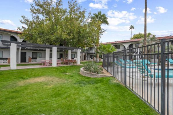 Modern Escape - King Bed, Pool, Parking * Scottsdale