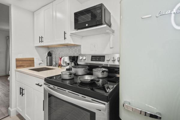 Modern Escape - King Bed, Pool, Parking Apartment