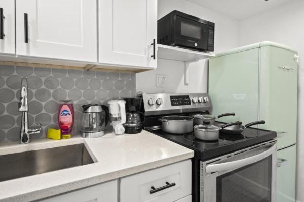 Modern Escape - King Bed, Pool, Parking Apartment *