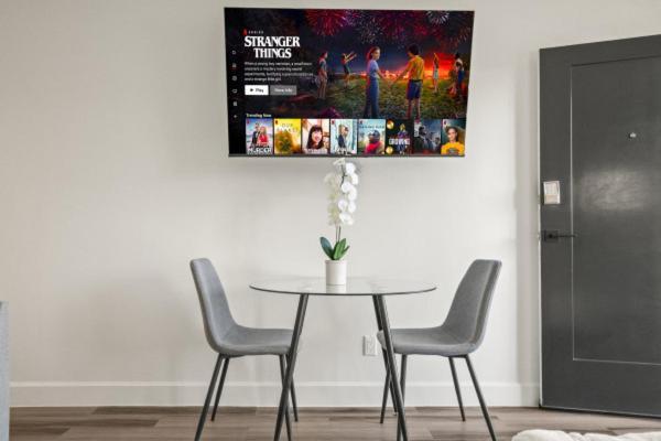Modern Escape - King Bed, Pool, Parking Apartment
