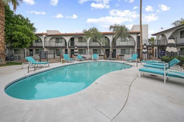 Modern Escape - King Bed, Pool, Parking Apartment *