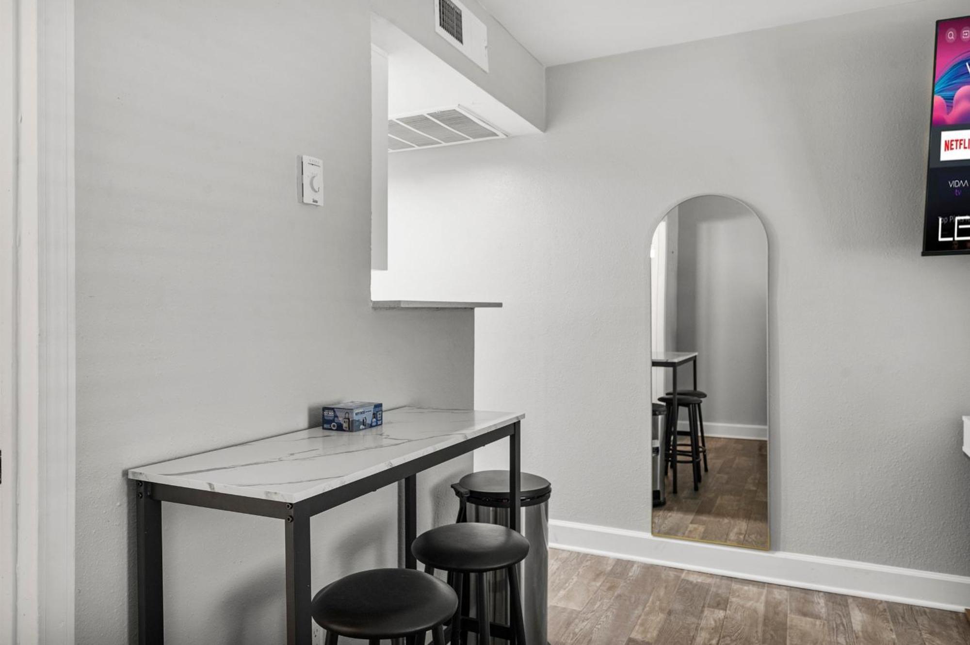 Apartment Stylish Getaway With Pool Access *