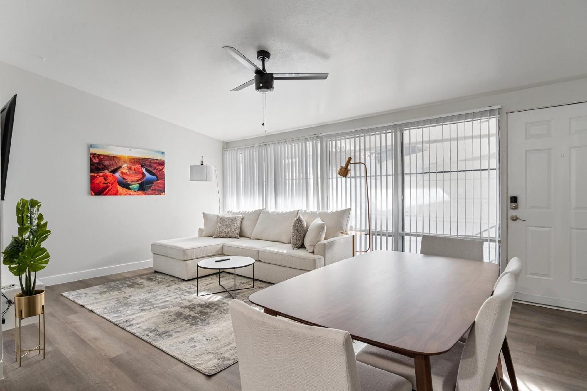 Comfy And Relaxing 2b2b Hideaway In With Free Parking Apartment