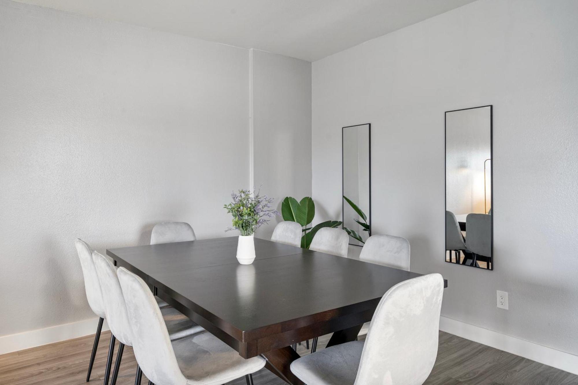 Stylish 3b2b Haven In With Free Parking Apartment Scottsdale
