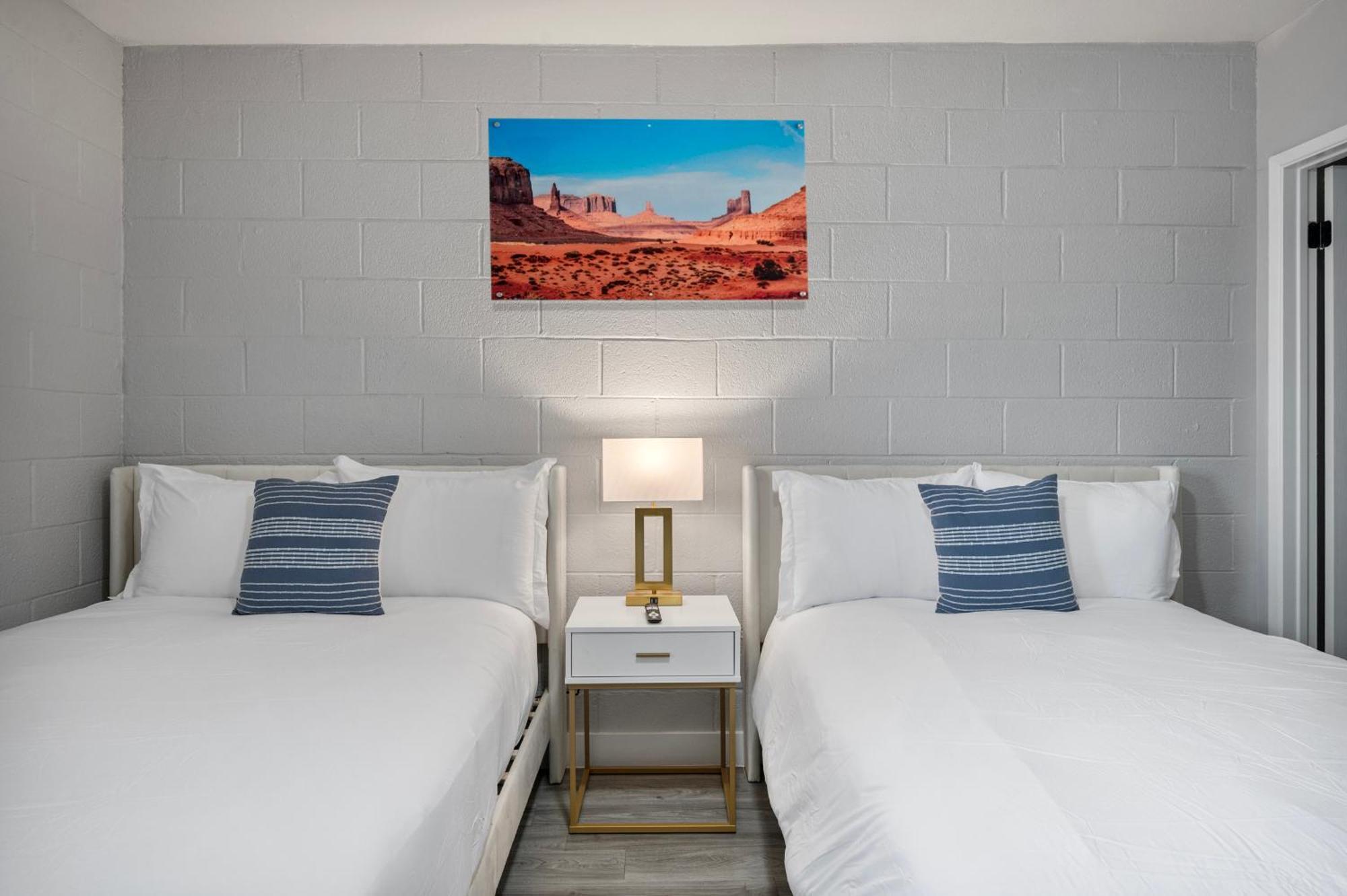 Stylish 3b2b Haven In With Free Parking Apartment Scottsdale