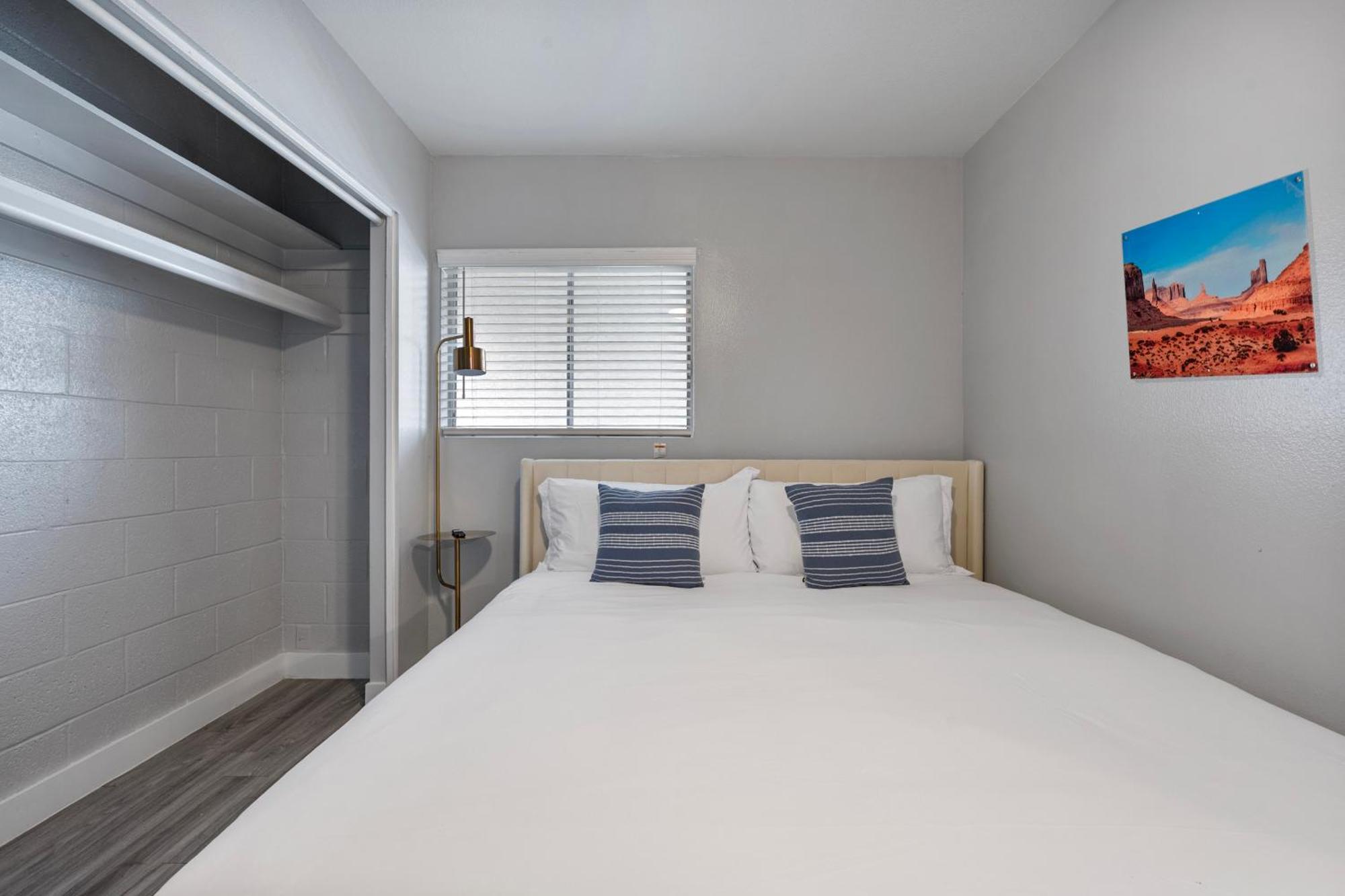 Apartment Stylish 3b2b Haven In With Free Parking Scottsdale