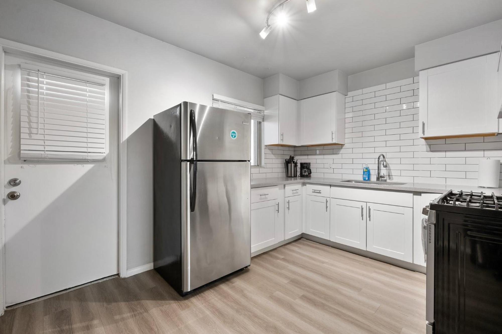 Modern 2b1b Escape In Old Town Apartment