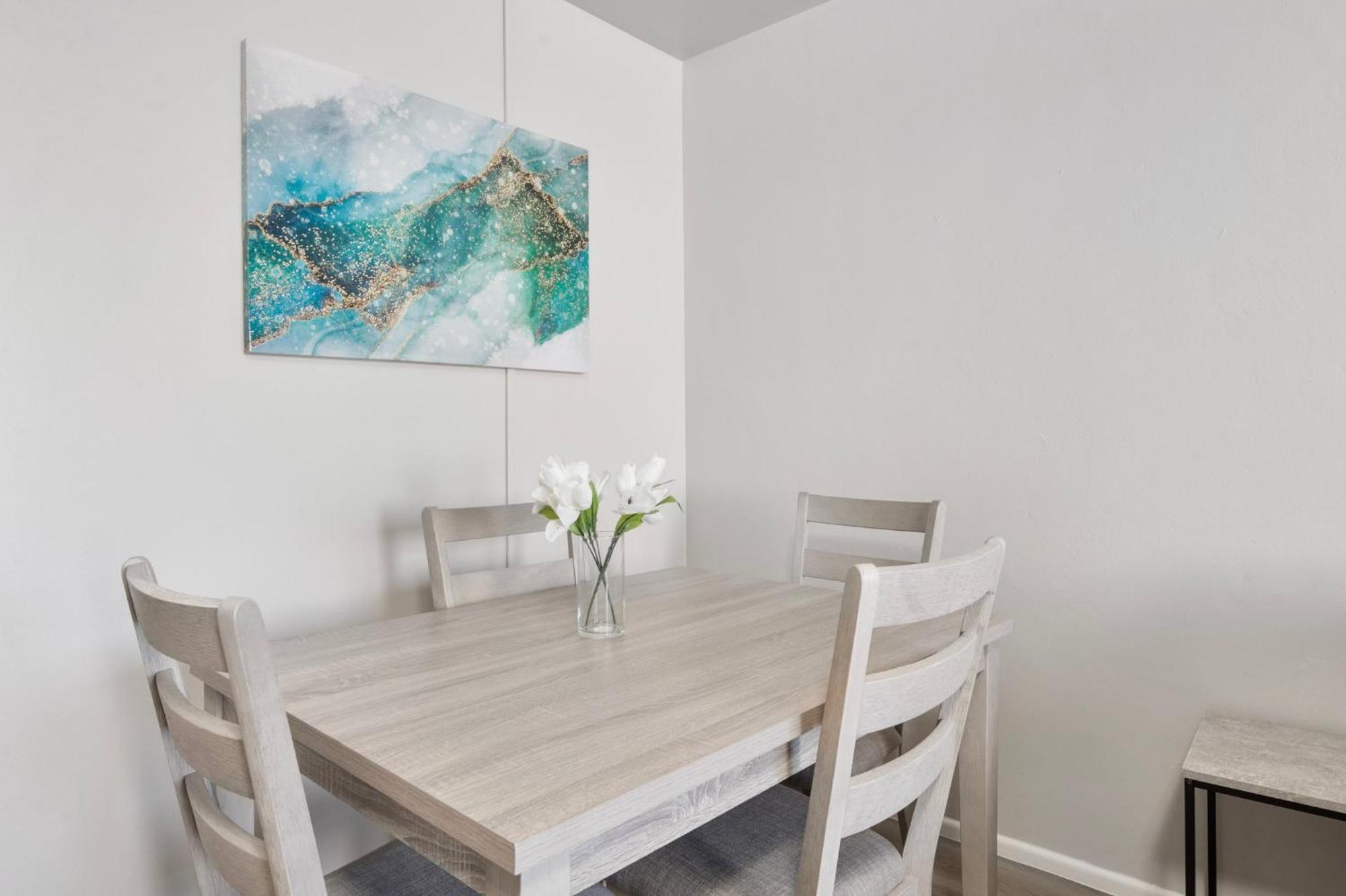 Modern 2b1b Escape In Old Town Apartment