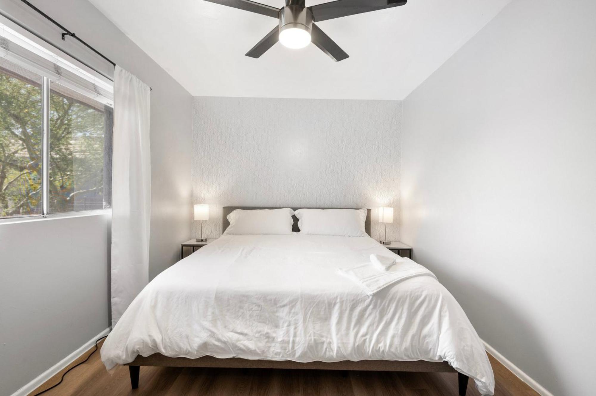 Modern 2b1b Escape In Old Town Apartment *