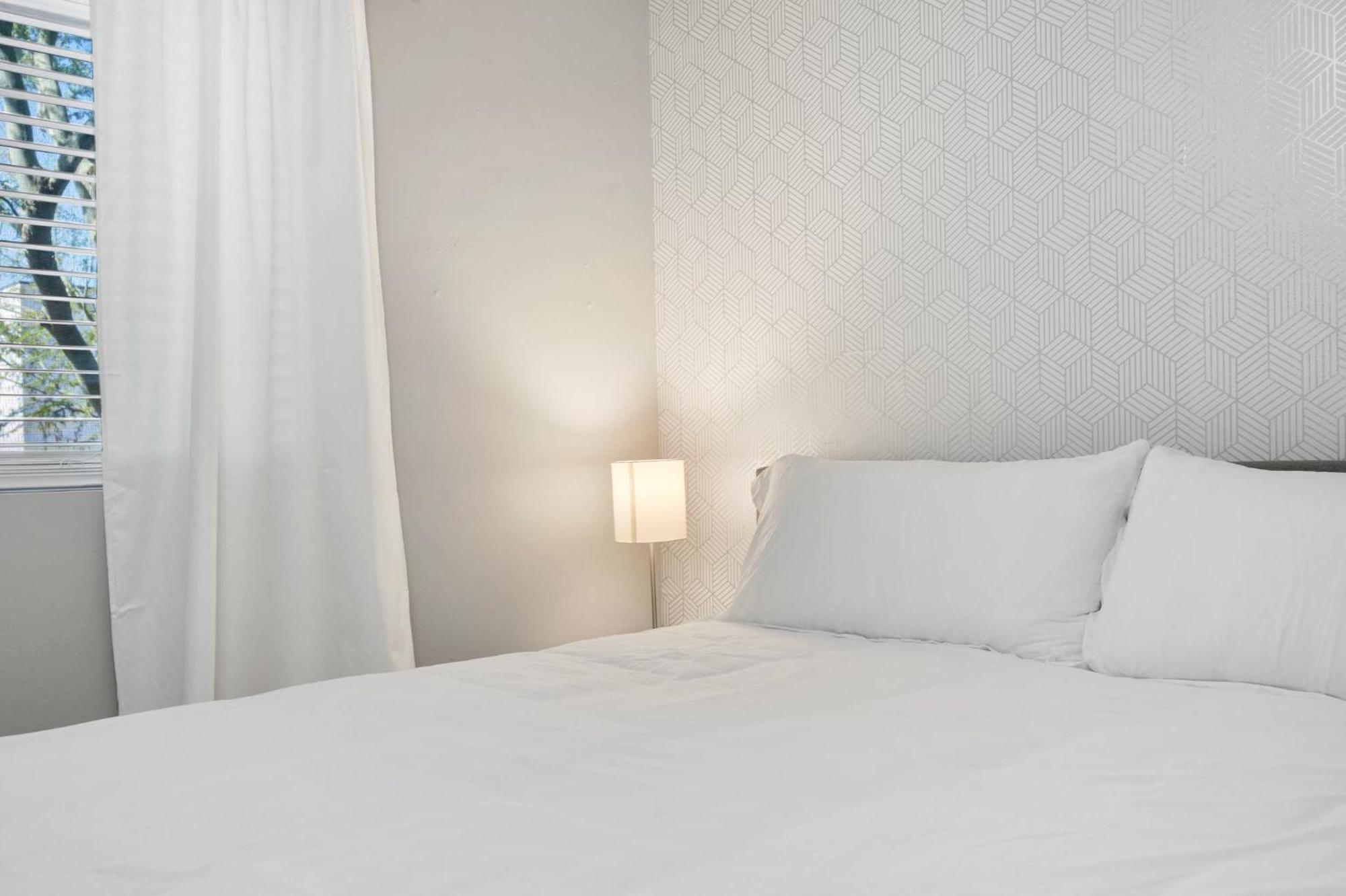 Apartment Modern 2b1b Hideaway In Old Town