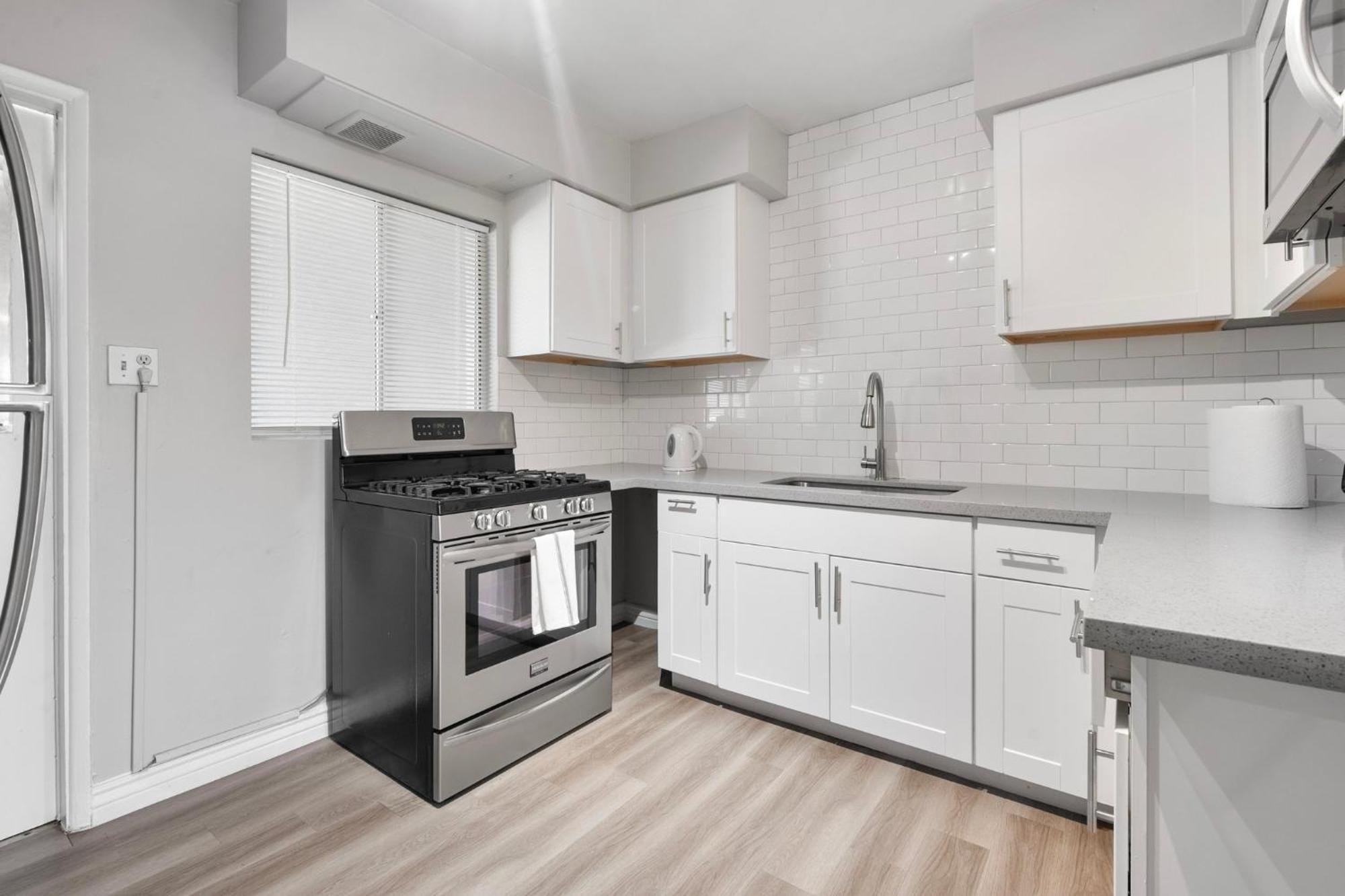 Apartment Modern 2b1b Hideaway In Old Town