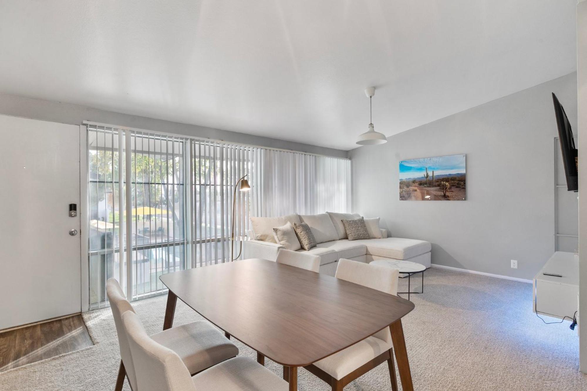 Stylish 2b2b With Free Parking Apartment *
