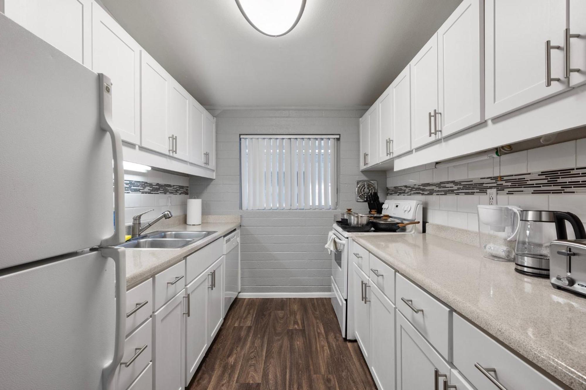 Stylish 2b2b With Free Parking Apartment *