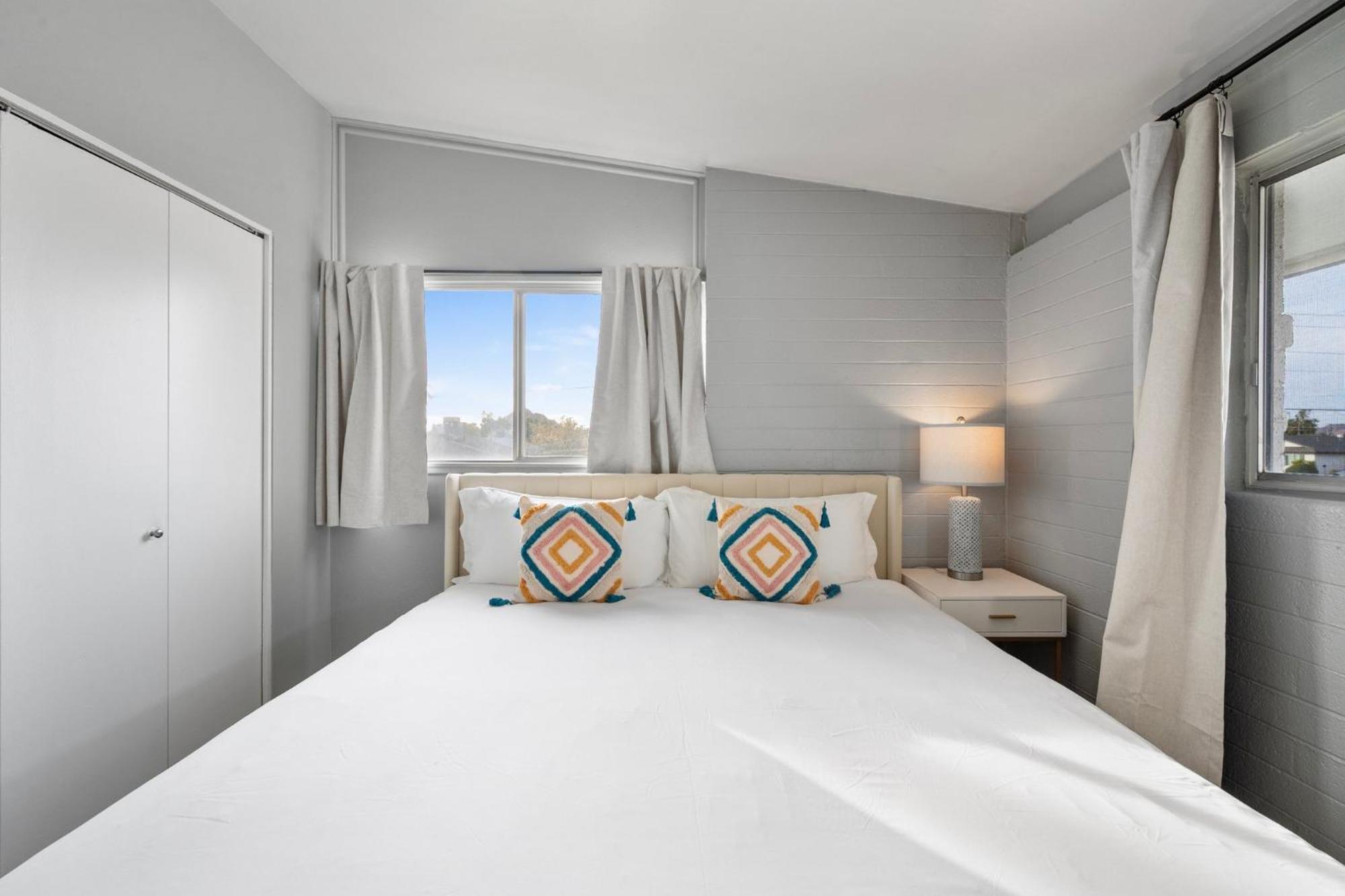 Stylish 2b2b With Free Parking Apartment