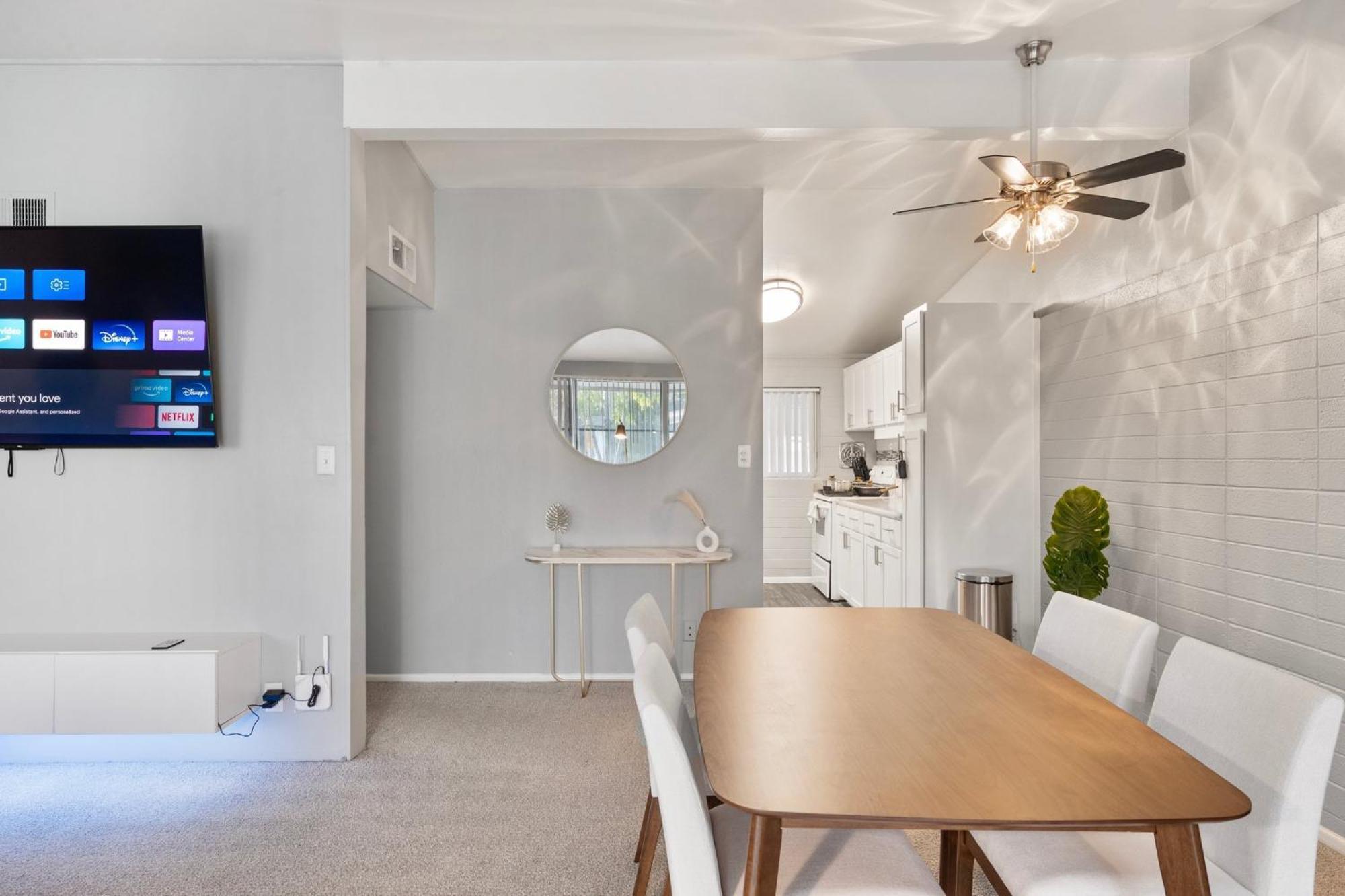 Stylish 2b2b With Free Parking Apartment Scottsdale