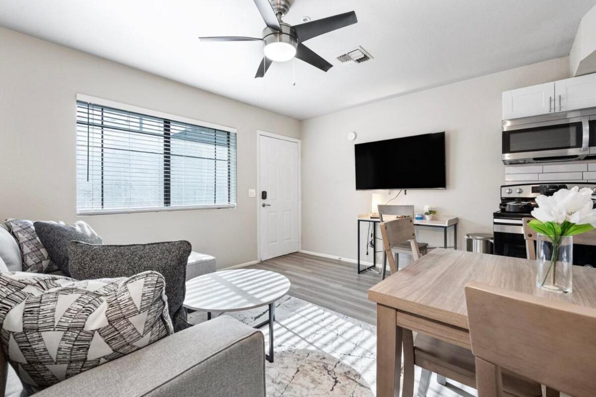 Elegant 1b1b Escape In Old Town *