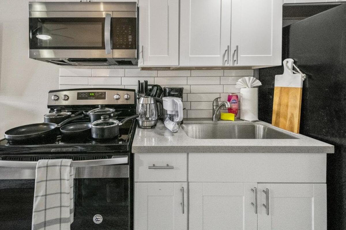 Elegant 1b1b Escape In Old Town Apartment *
