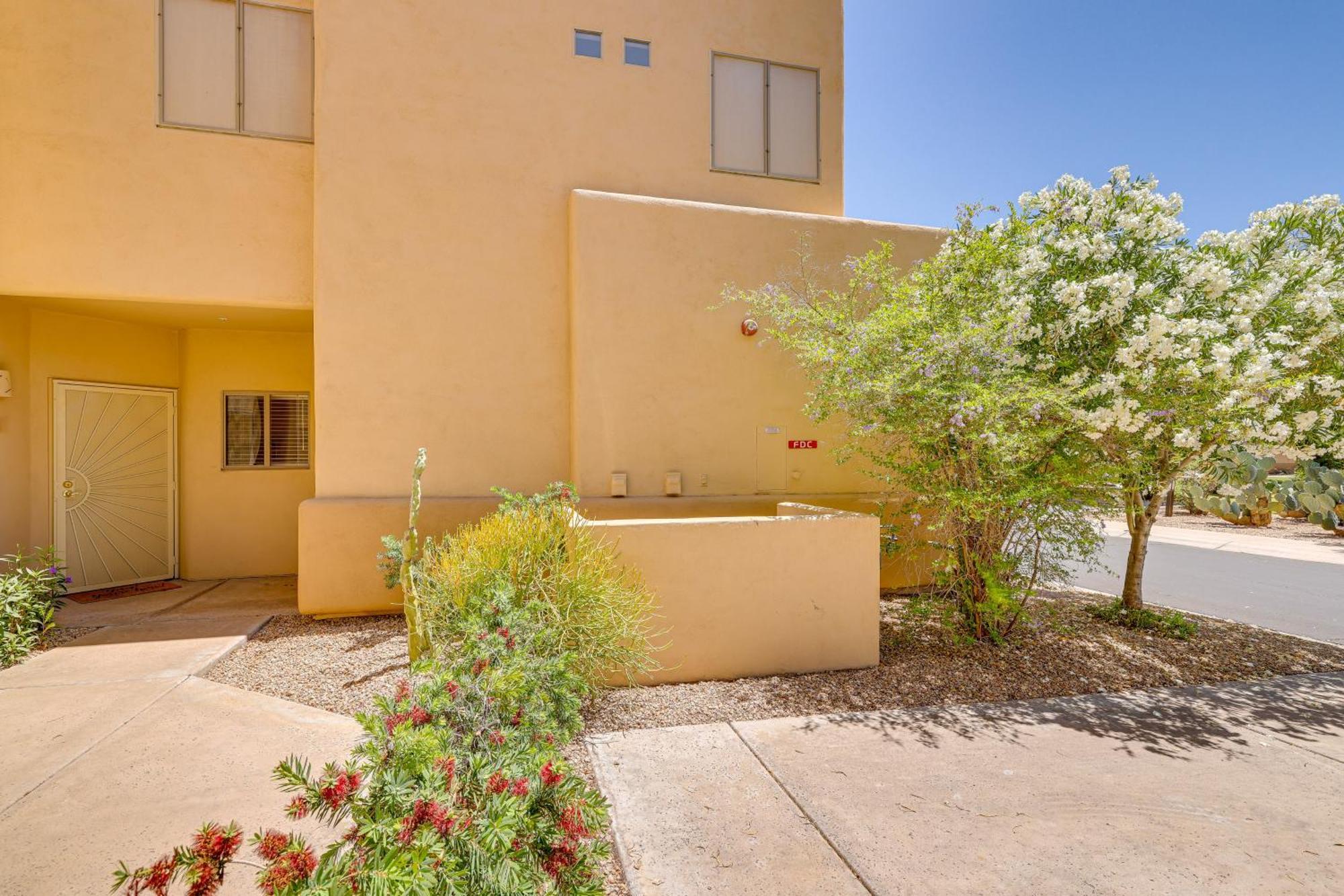 Chic Townhome With Patio And Pool Access!