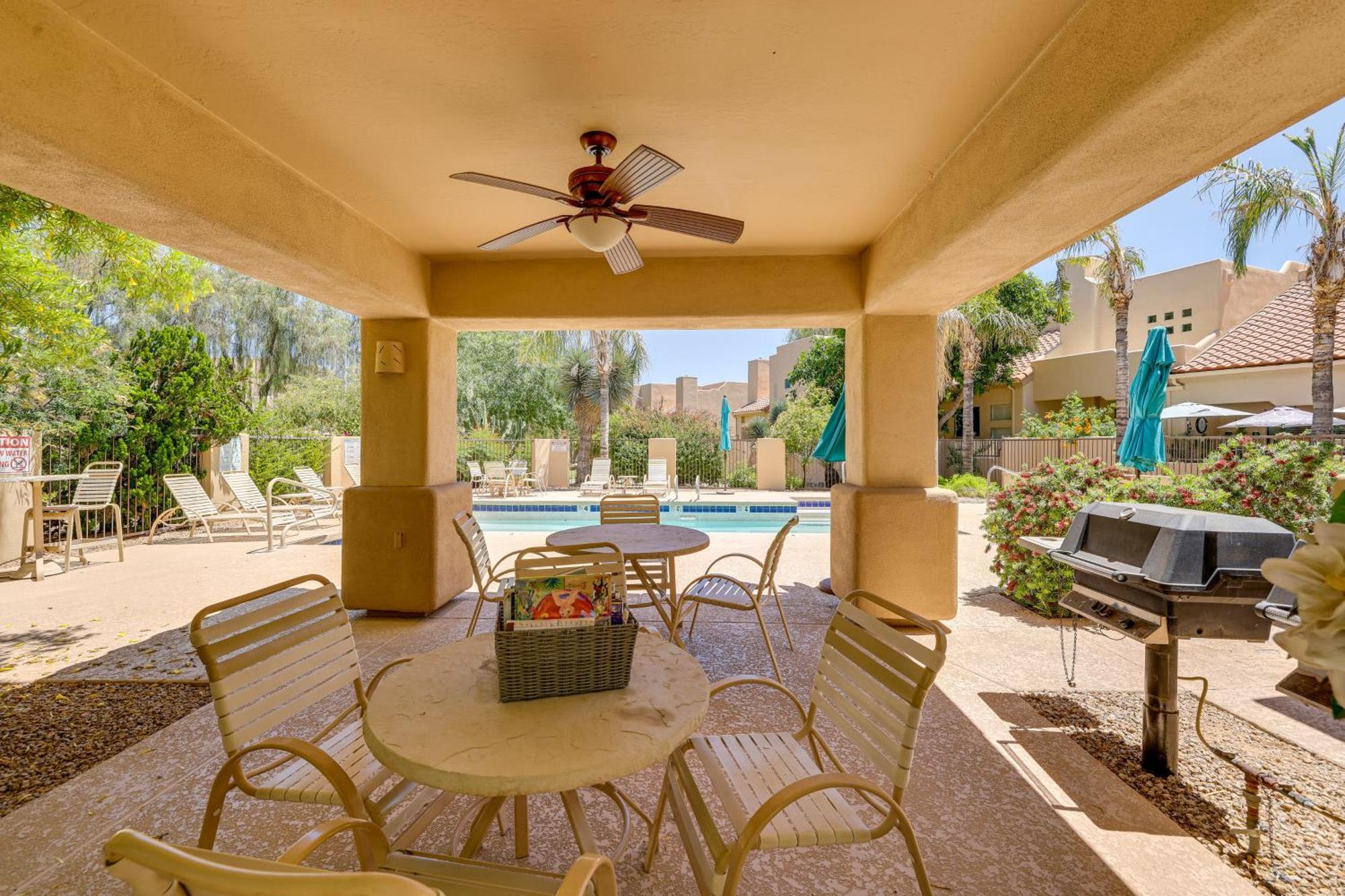 Holiday home Chic Townhome With Patio And Pool Access!