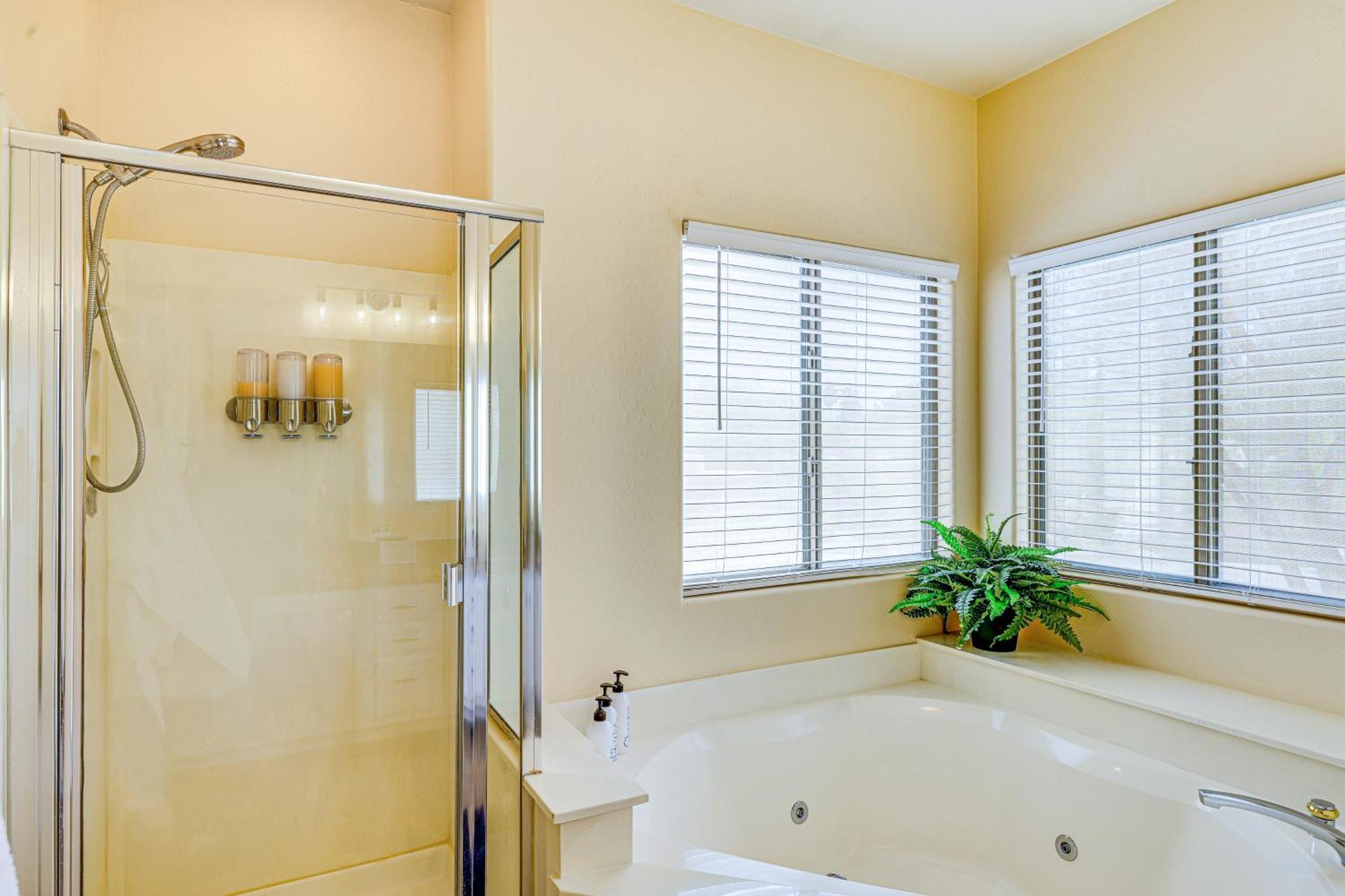 Chic Townhome With Patio And Pool Access!