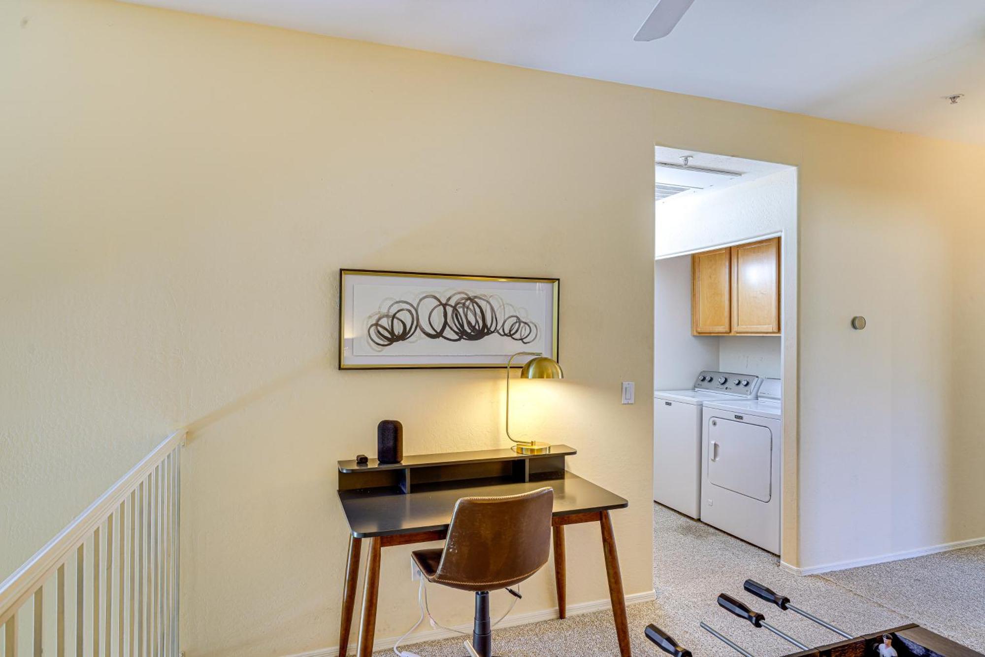 Chic Townhome With Patio And Pool Access! Holiday home