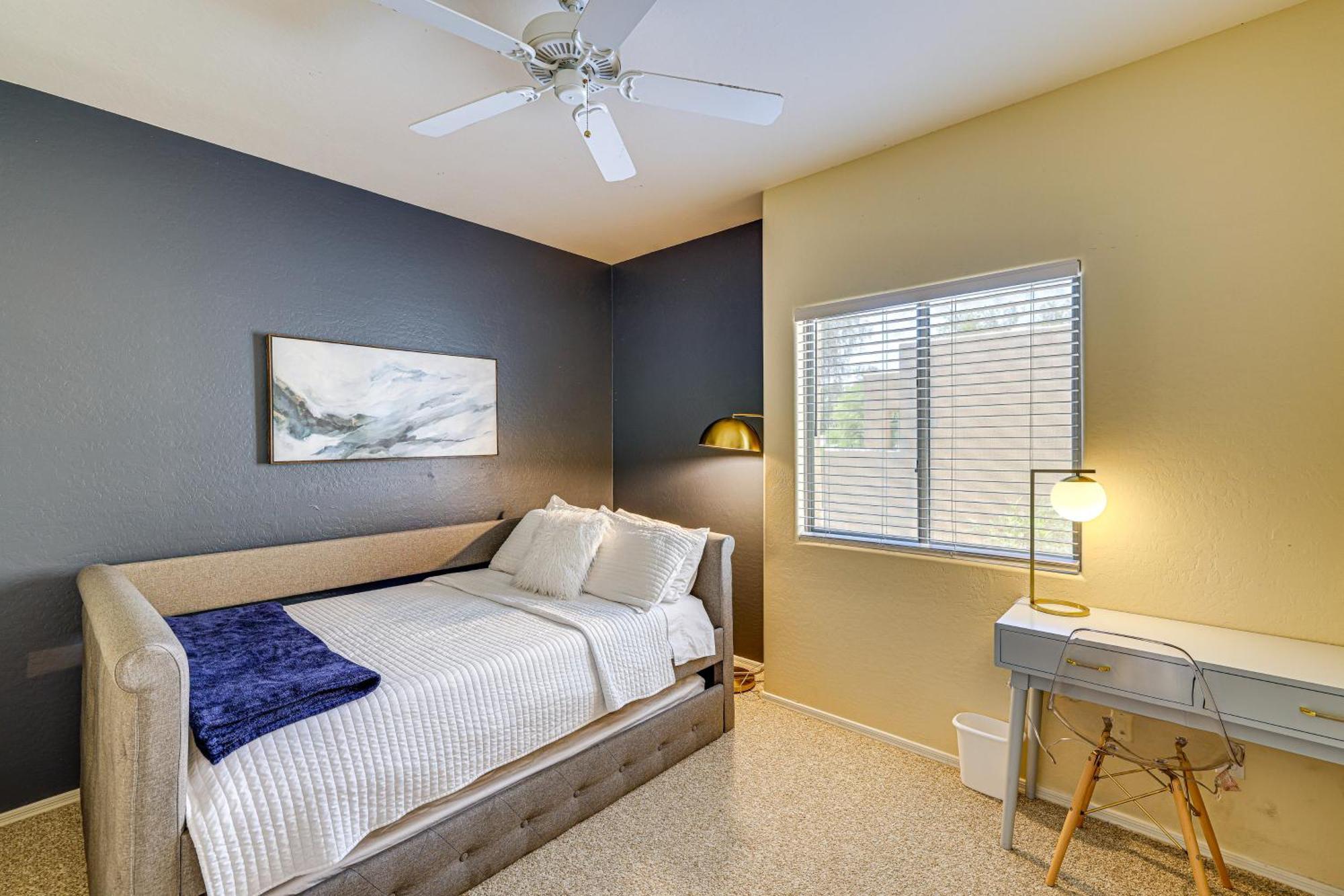 Holiday home Chic Townhome With Patio And Pool Access!