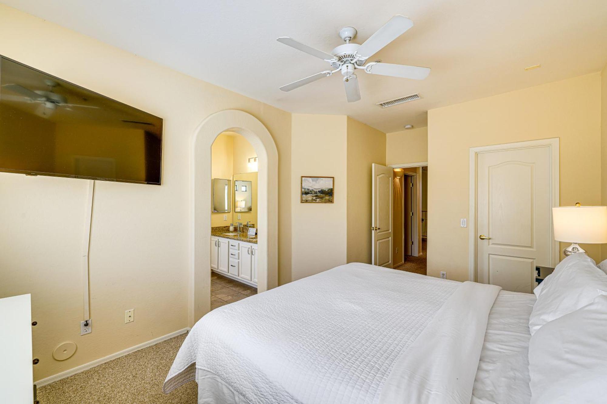 Chic Townhome With Patio And Pool Access! Holiday home