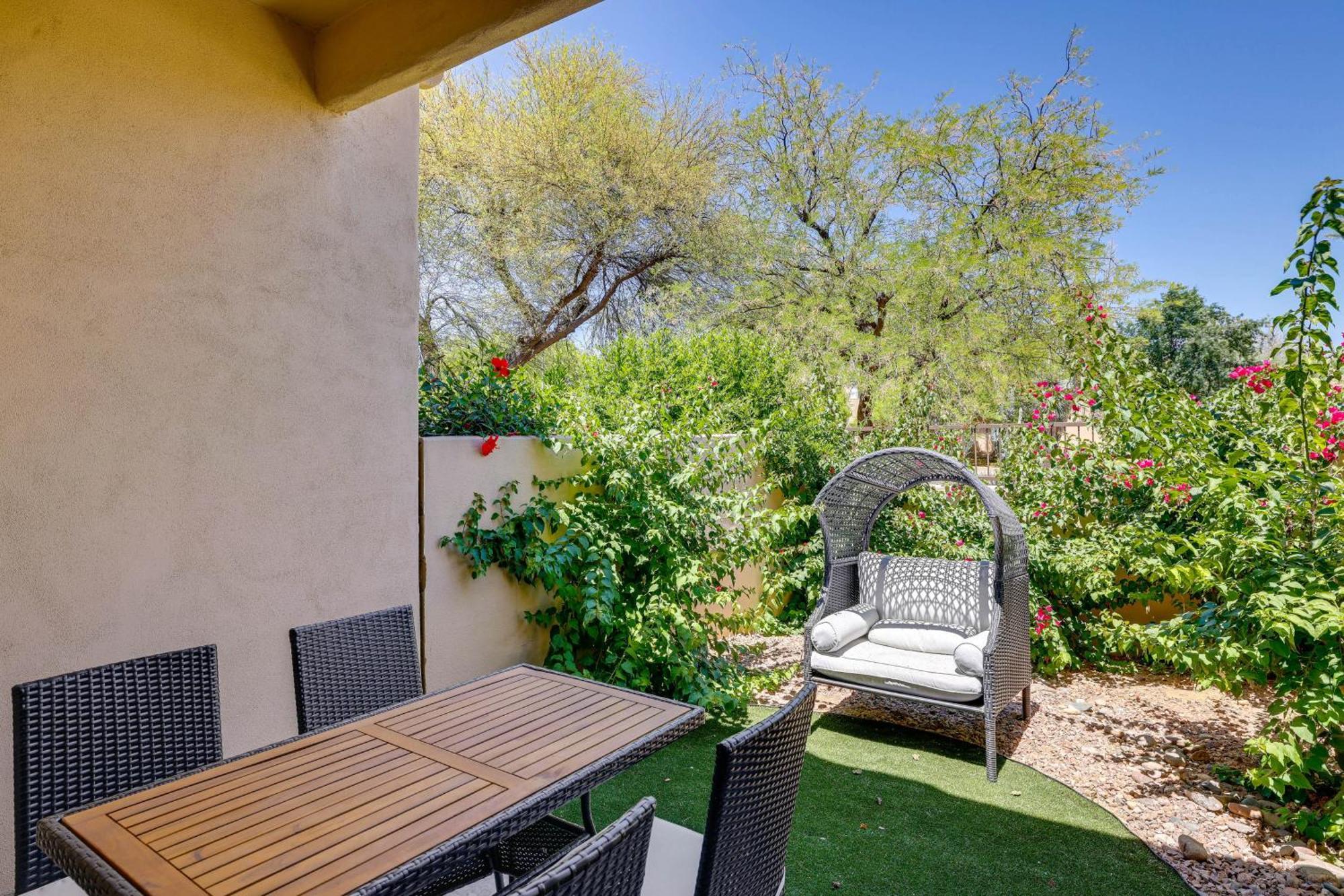 Holiday home Chic Townhome With Patio And Pool Access!