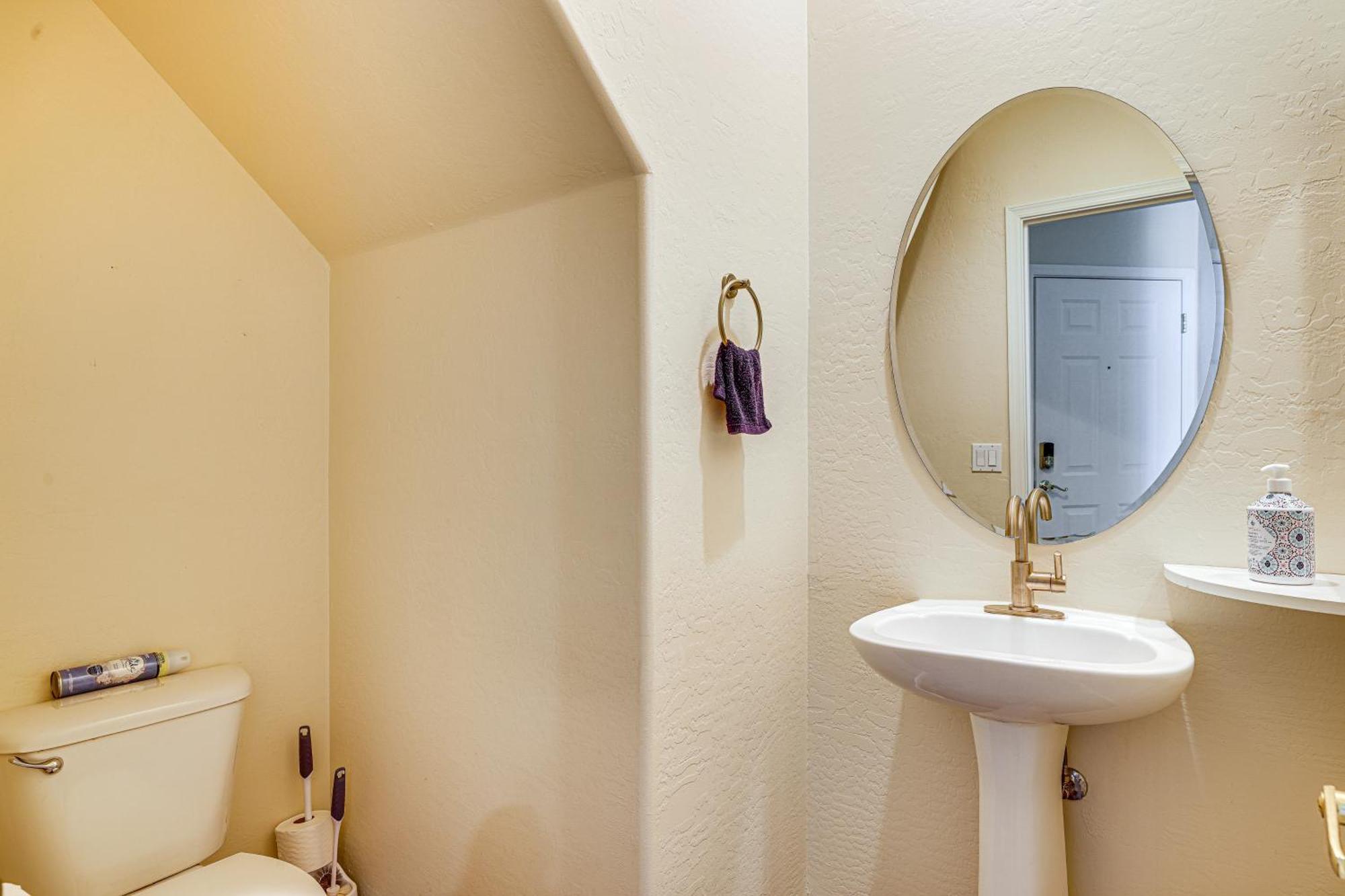 Chic Townhome With Patio And Pool Access! *