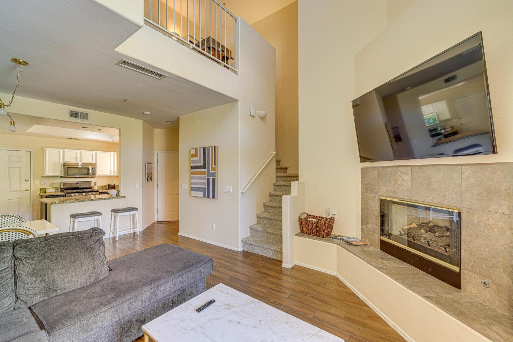 Chic Townhome With Patio And Pool Access! Holiday home