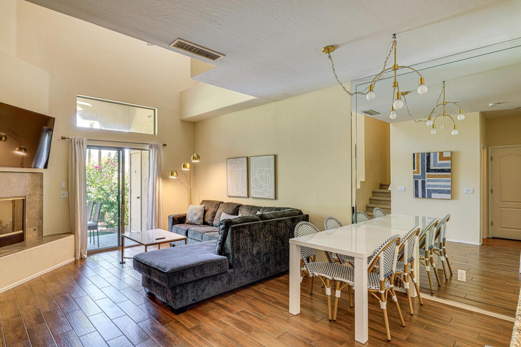 Holiday home Chic Townhome With Patio And Pool Access!