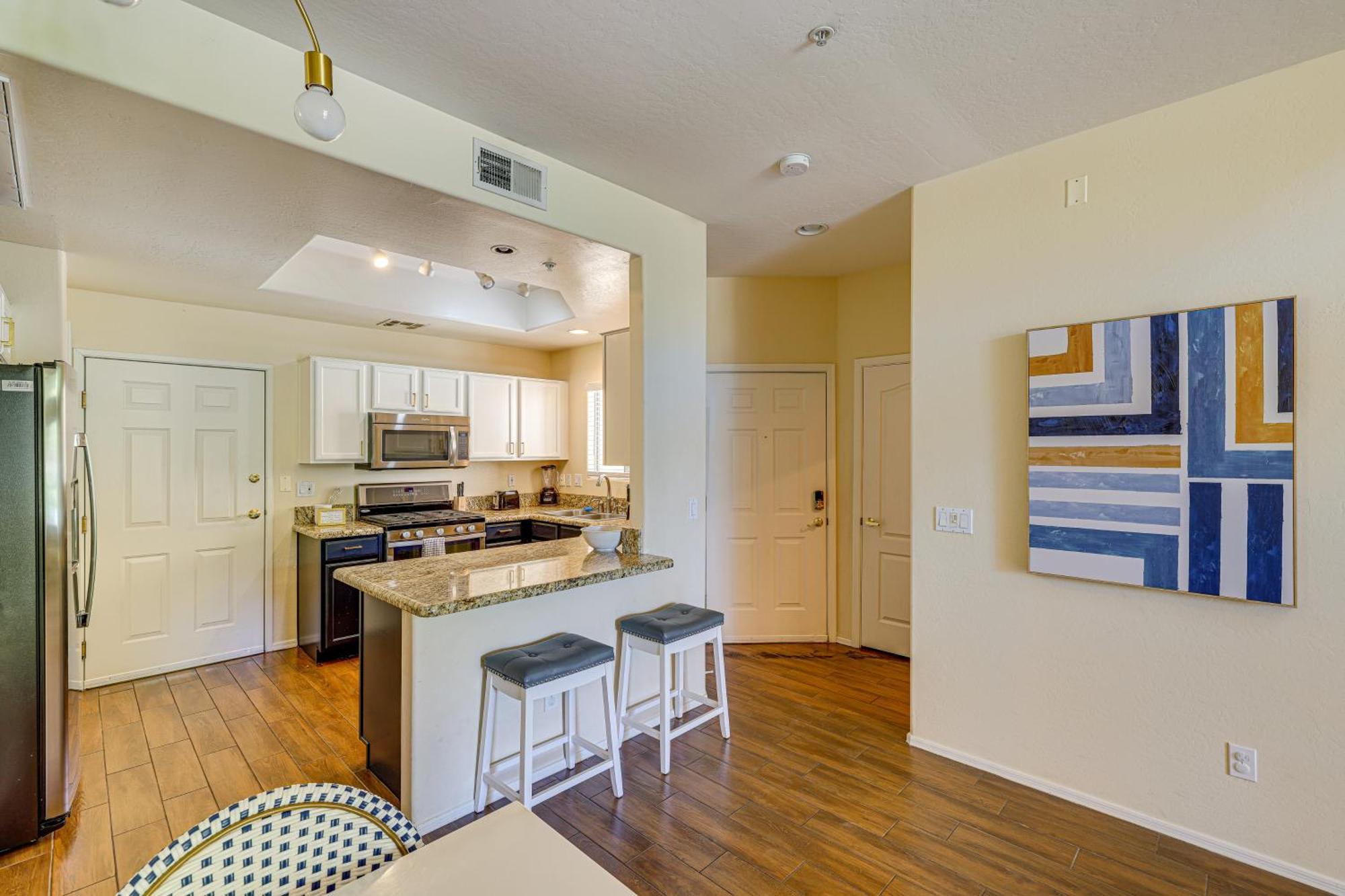 Chic Townhome With Patio And Pool Access!