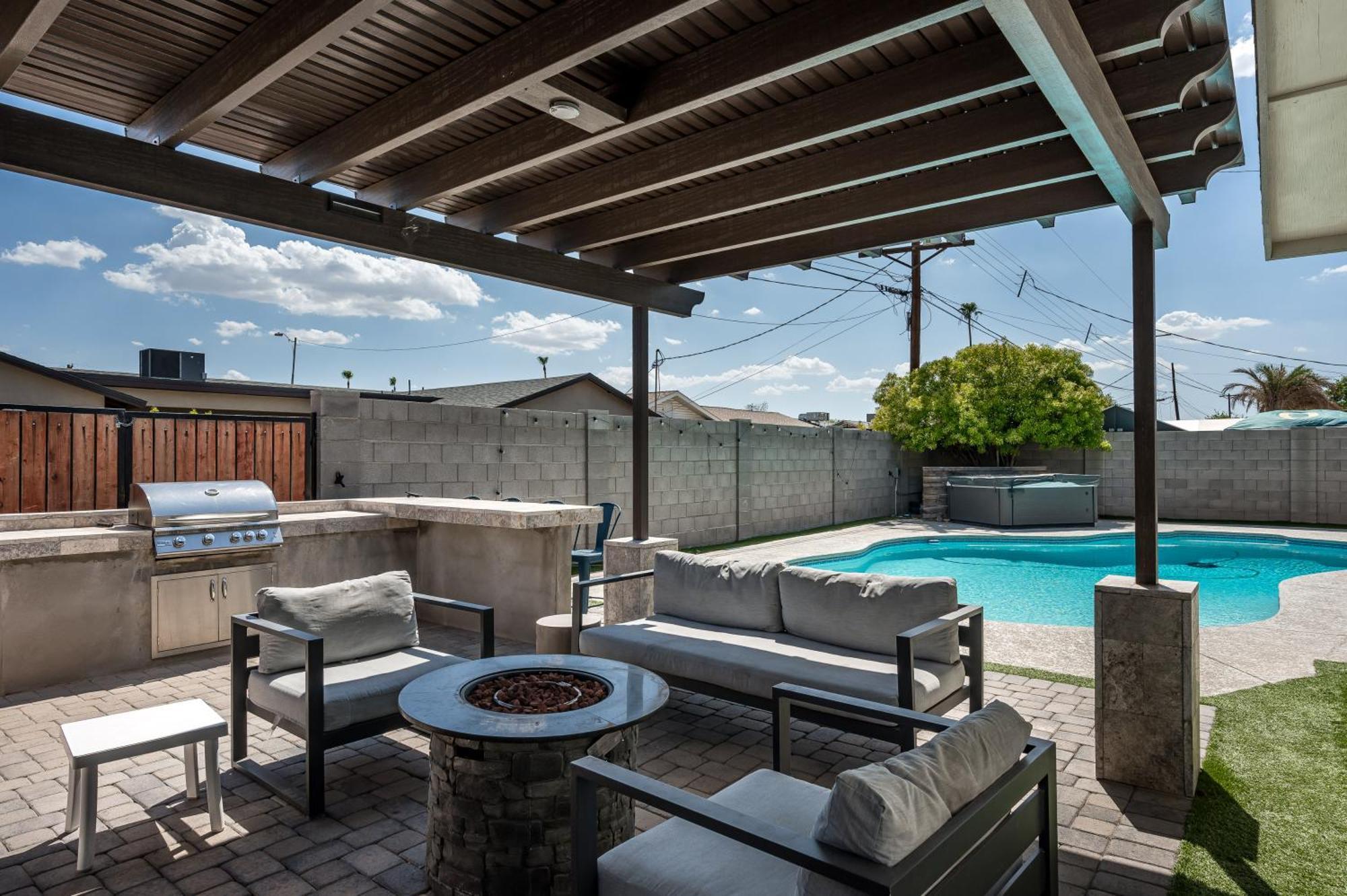 Endless Entertainment And 1.5 Miles From Old Town At Sunbaked Terrace Holiday home