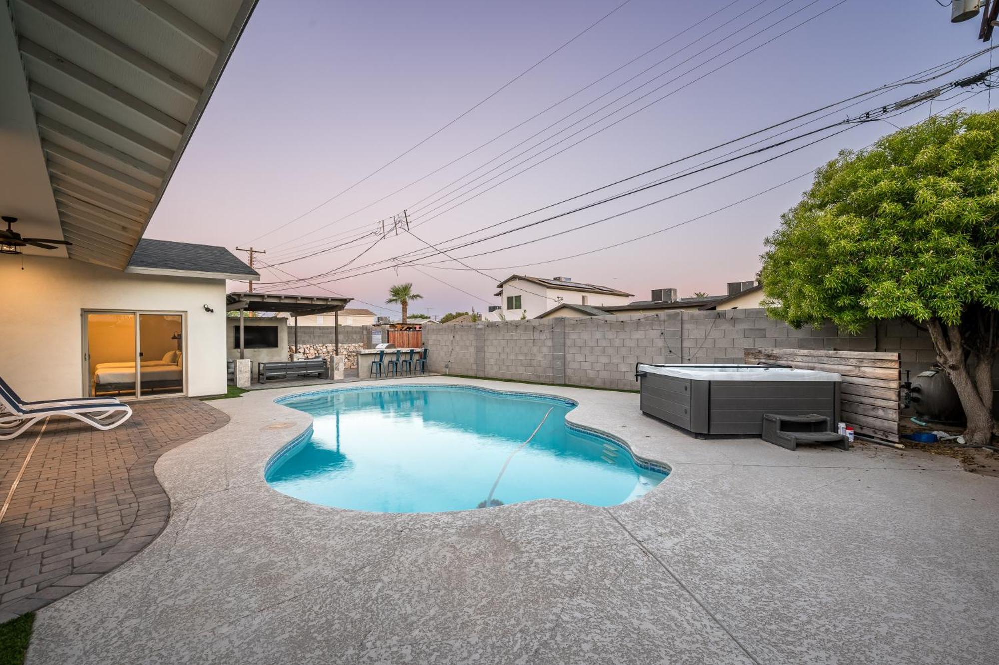 Endless Entertainment And 1.5 Miles From Old Town At Sunbaked Terrace Holiday home