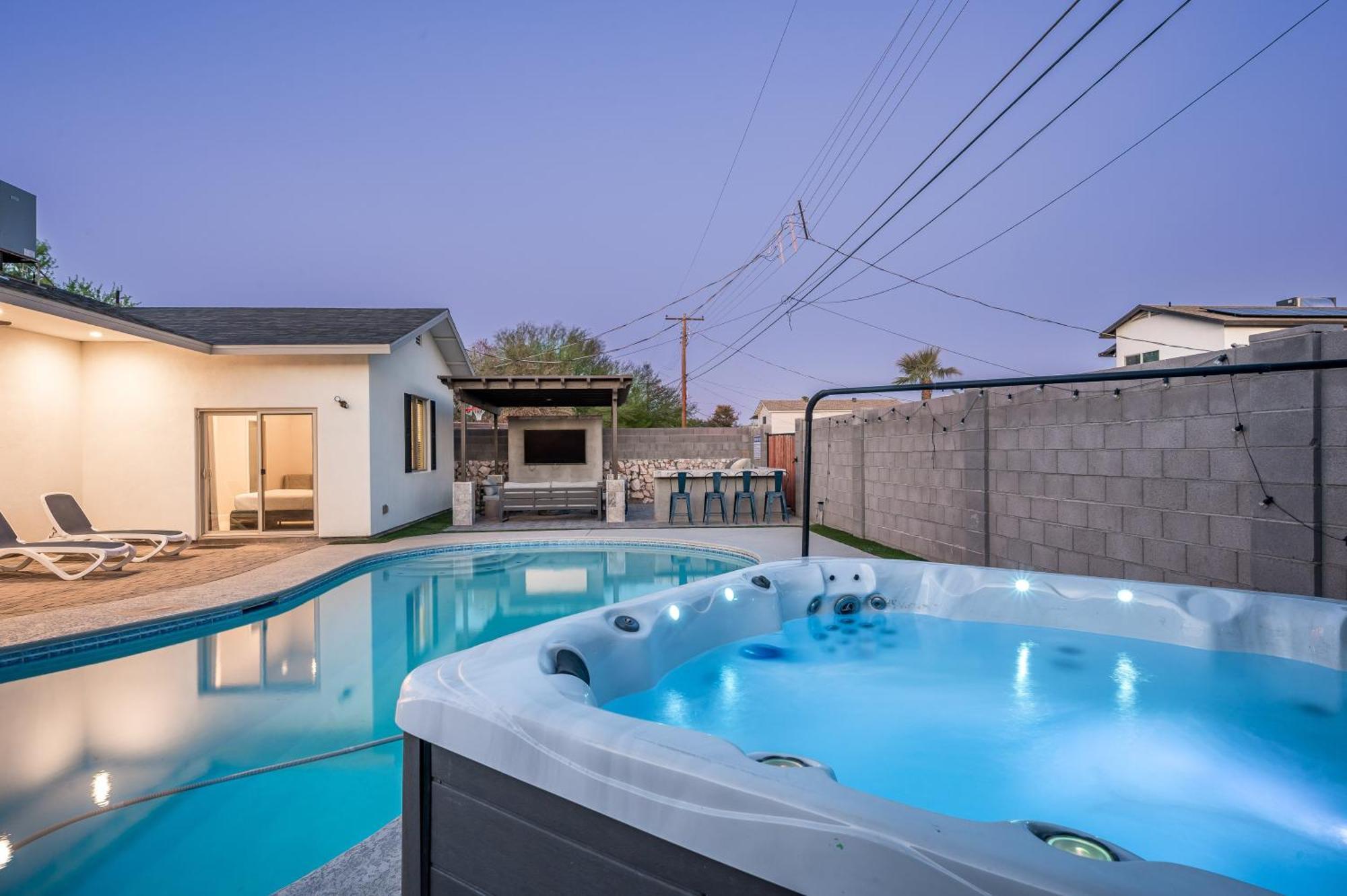 Holiday home Endless Entertainment And 1.5 Miles From Old Town At Sunbaked Terrace *