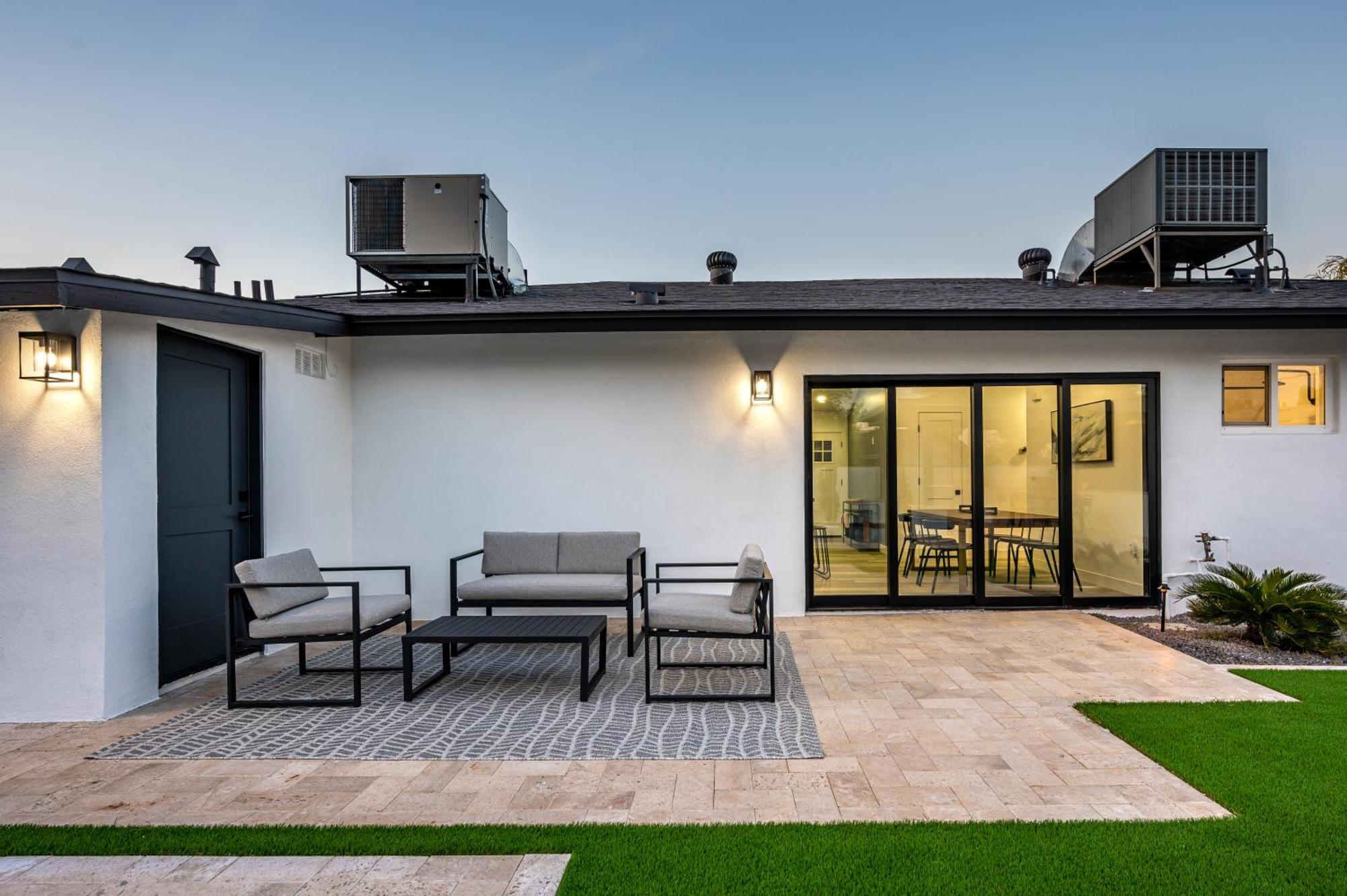 Swim Up To Cooking Entertainment Play Corn Hole And Relax By The Fire At Cascada Scottsdale