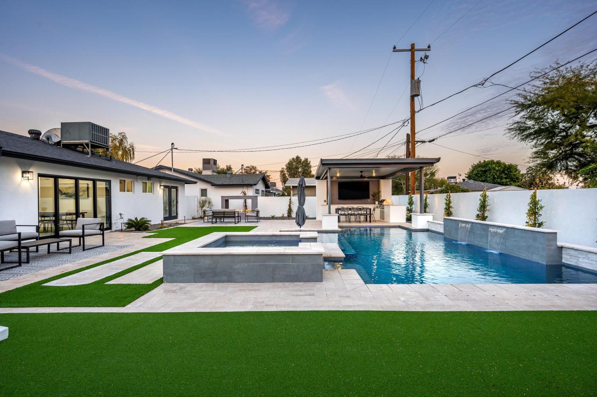 Swim Up To Cooking Entertainment Play Corn Hole And Relax By The Fire At Cascada * Scottsdale