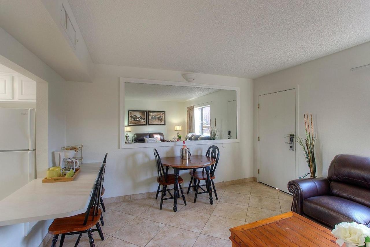 139 Fully Furnished, Amenities Galore Apartment Scottsdale