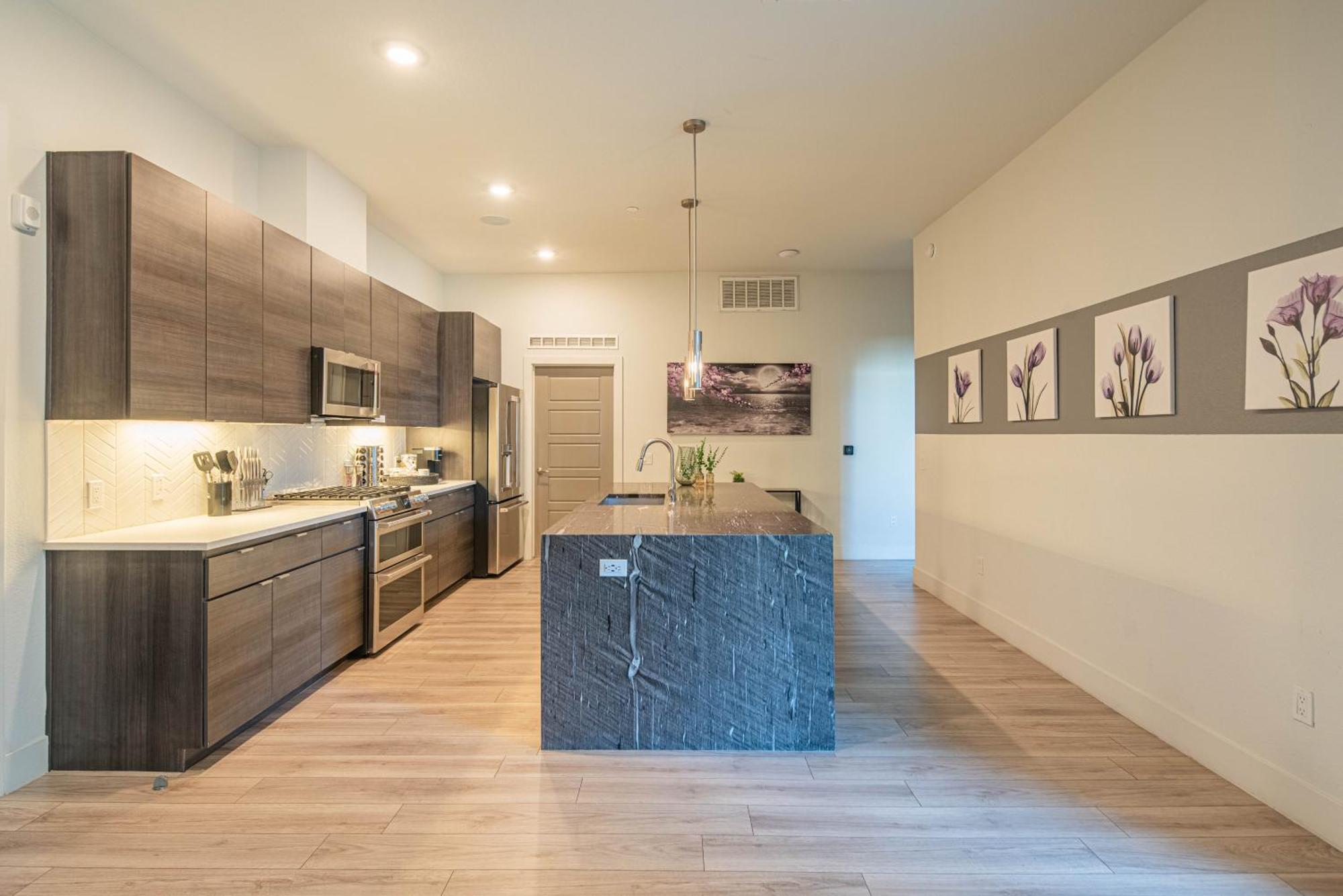 Apartment Walk Score 81-shopping District-king Bed-parking - G4004