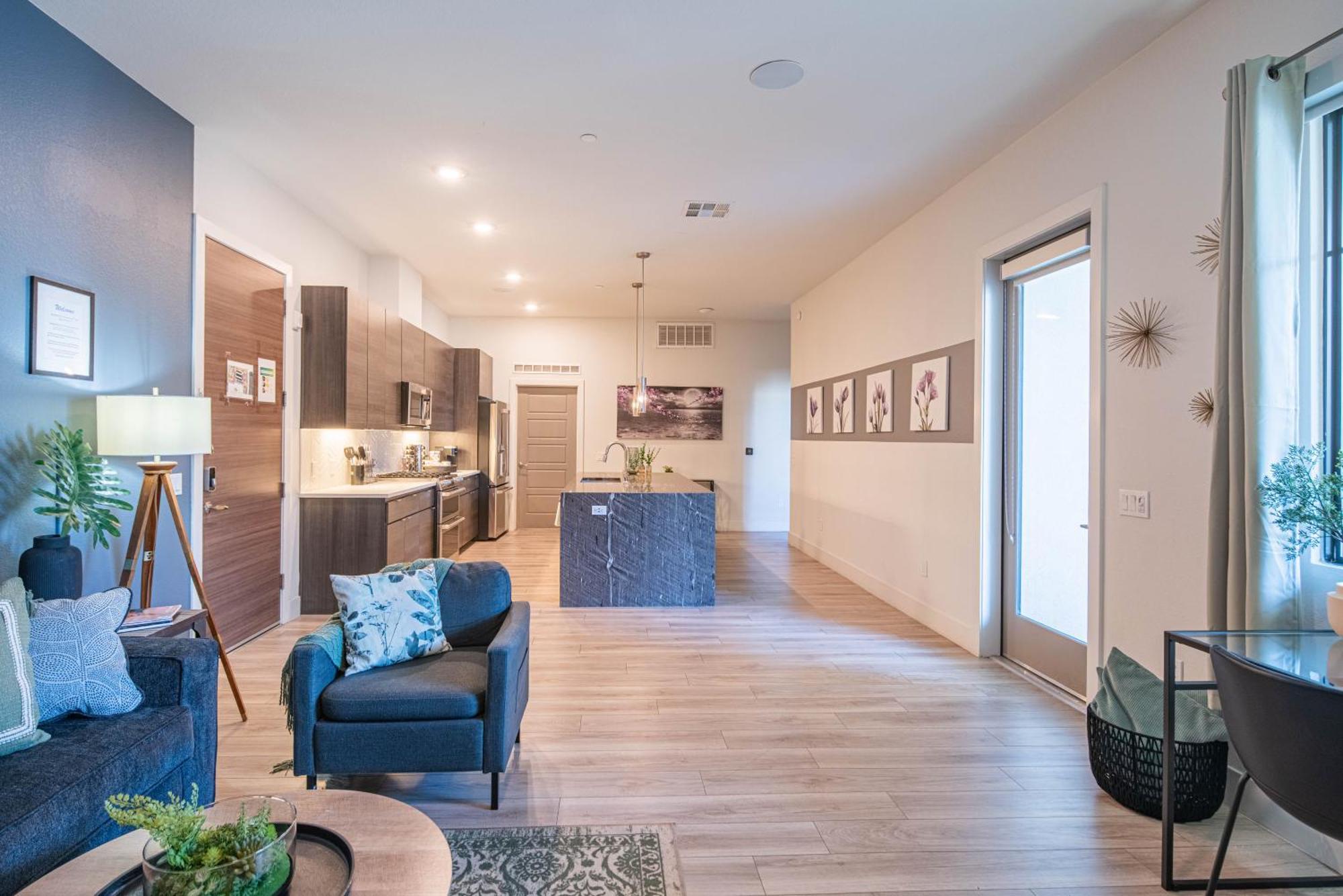 Apartment Walk Score 81-shopping District-king Bed-parking - G4004